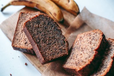 Mutfakta taze pişmiş muzlu ekmek.