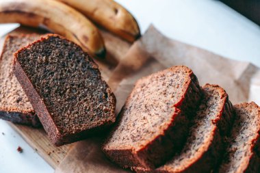 Mutfakta taze pişmiş muzlu ekmek.