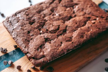 Taze pişmiş aromalı çikolatalı brownie.