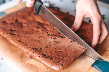 Taze pişmiş aromalı çikolatalı brownie.