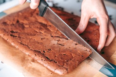 Taze pişmiş aromalı çikolatalı brownie.