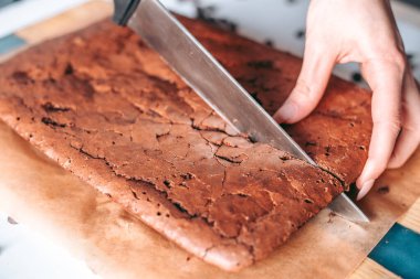 Taze pişmiş aromalı çikolatalı brownie.