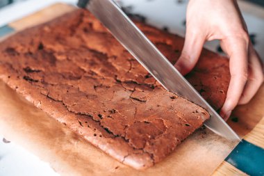 Taze pişmiş aromalı çikolatalı brownie.