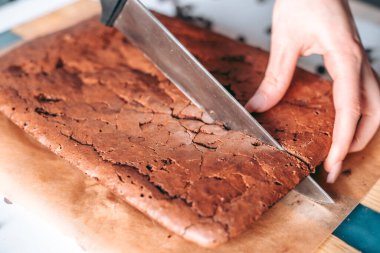 Taze pişmiş aromalı çikolatalı brownie.