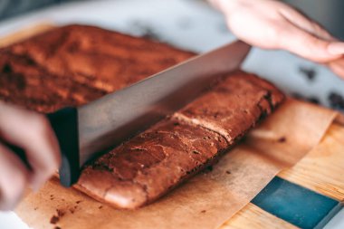 Taze pişmiş aromalı çikolatalı brownie.