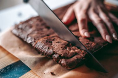 Taze pişmiş aromalı çikolatalı brownie.