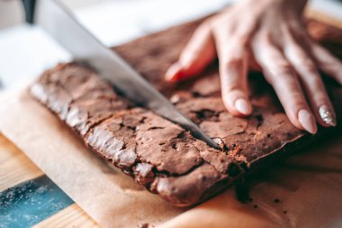 Taze pişmiş aromalı çikolatalı brownie.