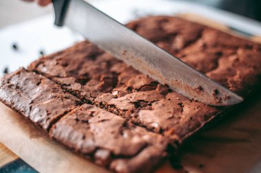 Taze pişmiş aromalı çikolatalı brownie.