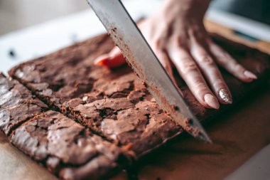 Taze pişmiş aromalı çikolatalı brownie.