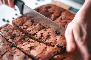 Taze pişmiş aromalı çikolatalı brownie.