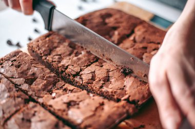 Taze pişmiş aromalı çikolatalı brownie.