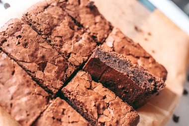 Taze pişmiş aromalı çikolatalı brownie.