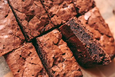 Taze pişmiş aromalı çikolatalı brownie.