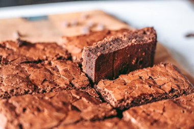 Taze pişmiş aromalı çikolatalı brownie.