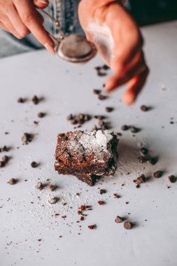 Taze pişmiş aromalı çikolatalı brownie.