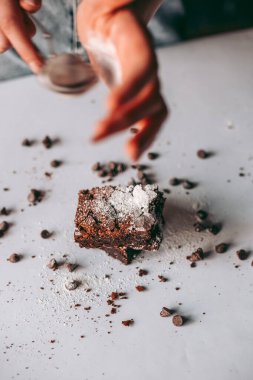 Taze pişmiş aromalı çikolatalı brownie.