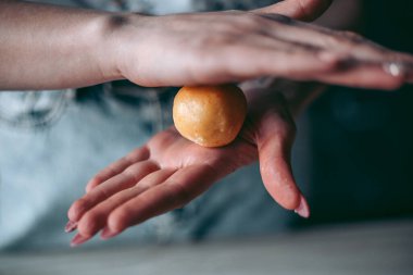 Mutfakta pasta ve kurabiye pişirme süreci.