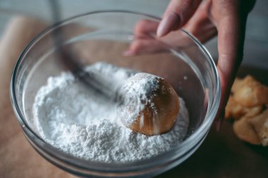 Mutfakta pasta ve kurabiye pişirme süreci.