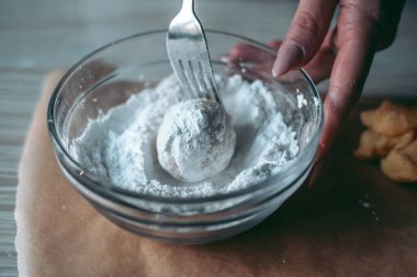 Mutfakta pasta ve kurabiye pişirme süreci.