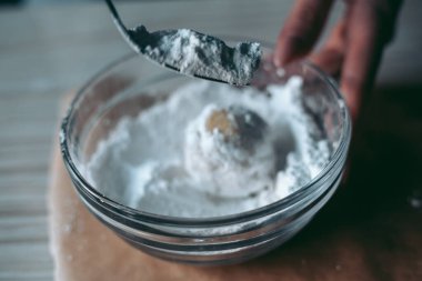 Mutfakta pasta ve kurabiye pişirme süreci.