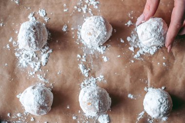 Mutfakta pasta ve kurabiye pişirme süreci.