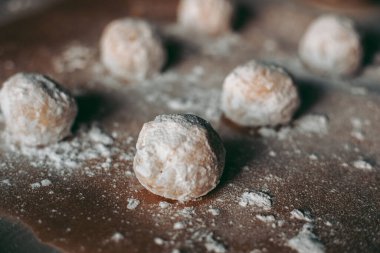 Mutfakta pasta ve kurabiye pişirme süreci.