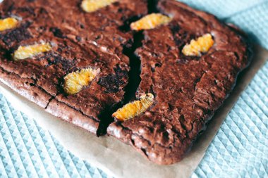 Taze pişmiş aromalı çikolatalı kek ve portakal.