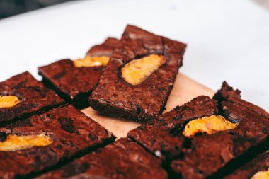 Taze pişmiş aromalı çikolatalı kek ve portakal.