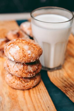 Bir bardak sütle taze pişmiş ev yapımı kekler.