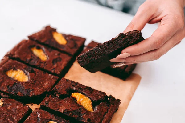 Brownie Chocolate Aromático Recién Horneado Con Naranja —  Fotos de Stock