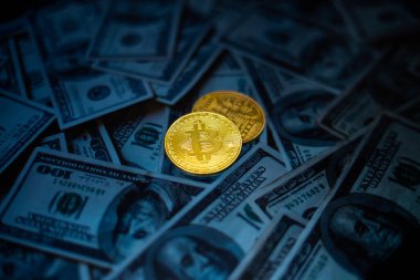 Dolar banknotlarının arka planında altın bitcoin para