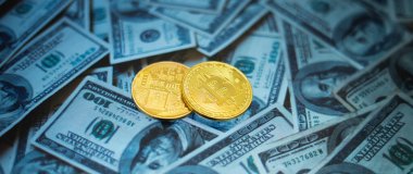 Dolar banknotlarının arka planında altın bitcoin para