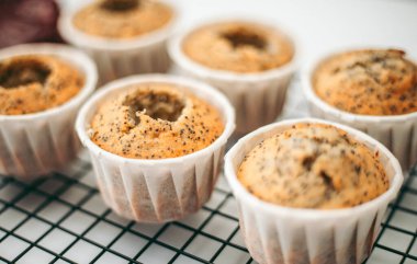 Lezzetli iştah açıcı taze pişmiş çörekler mutfakta. Kapatın.