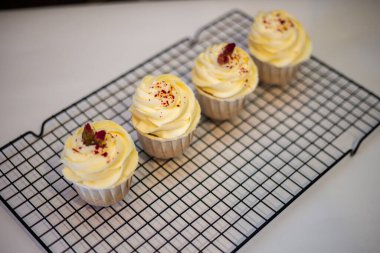 Lezzetli iştah açıcı taze pişmiş çörekler mutfakta. Kapatın.