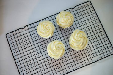 Lezzetli iştah açıcı taze pişmiş çörekler mutfakta. Kapatın.