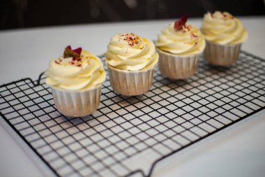 Lezzetli iştah açıcı taze pişmiş çörekler mutfakta. Kapatın.