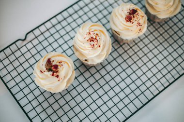 Lezzetli iştah açıcı taze pişmiş çörekler mutfakta. Kapatın.