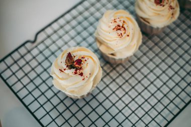 Lezzetli iştah açıcı taze pişmiş çörekler mutfakta. Kapatın.