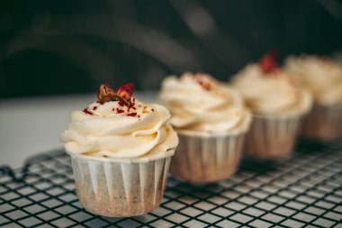 Lezzetli iştah açıcı taze pişmiş çörekler mutfakta. Kapatın.