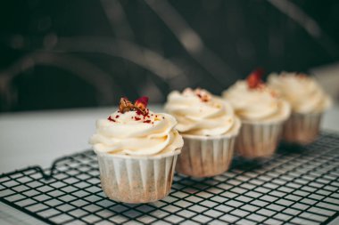 Lezzetli iştah açıcı taze pişmiş çörekler mutfakta. Kapatın.