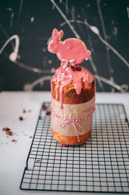 Lezzetli iştah açıcı taze fırınlanmış Paskalya pastaları.