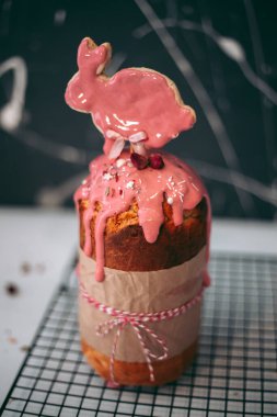 Lezzetli iştah açıcı taze fırınlanmış Paskalya pastaları.