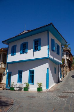 Antalya, Türkiye 05.20.2021: Türkiye 'nin eski Antalya kentinin merkezindeki sokaklar bozulmamış