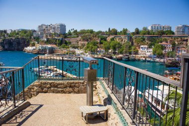 Antalya, Türkiye 05.20.2021: Türkiye 'nin Antalya antik merkezindeki eski liman