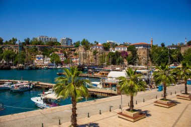 Antalya, Türkiye 05.20.2021: Türkiye 'nin Antalya antik merkezindeki eski liman