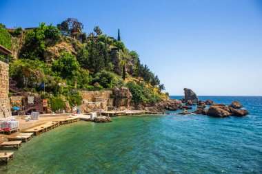 Antalya, Türkiye 05.20.2021: Kayalık sahil kenarındaki yüksek kayalıklar