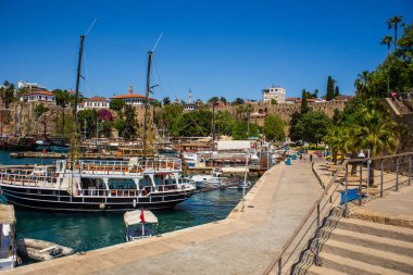 Antalya, Türkiye 05.20.2021: Türkiye 'nin Antalya antik merkezindeki eski liman