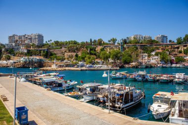 Antalya, Türkiye 05.20.2021: Türkiye 'nin Antalya antik merkezindeki eski liman