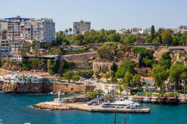 Antalya, Türkiye 05.20.2021: Türkiye 'nin Antalya antik merkezindeki eski liman