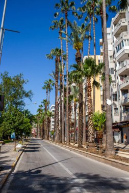 Antalya, Türkiye 05.20.2021: Türkiye 'nin eski Antalya kentinin merkezindeki sokaklar bozulmamış